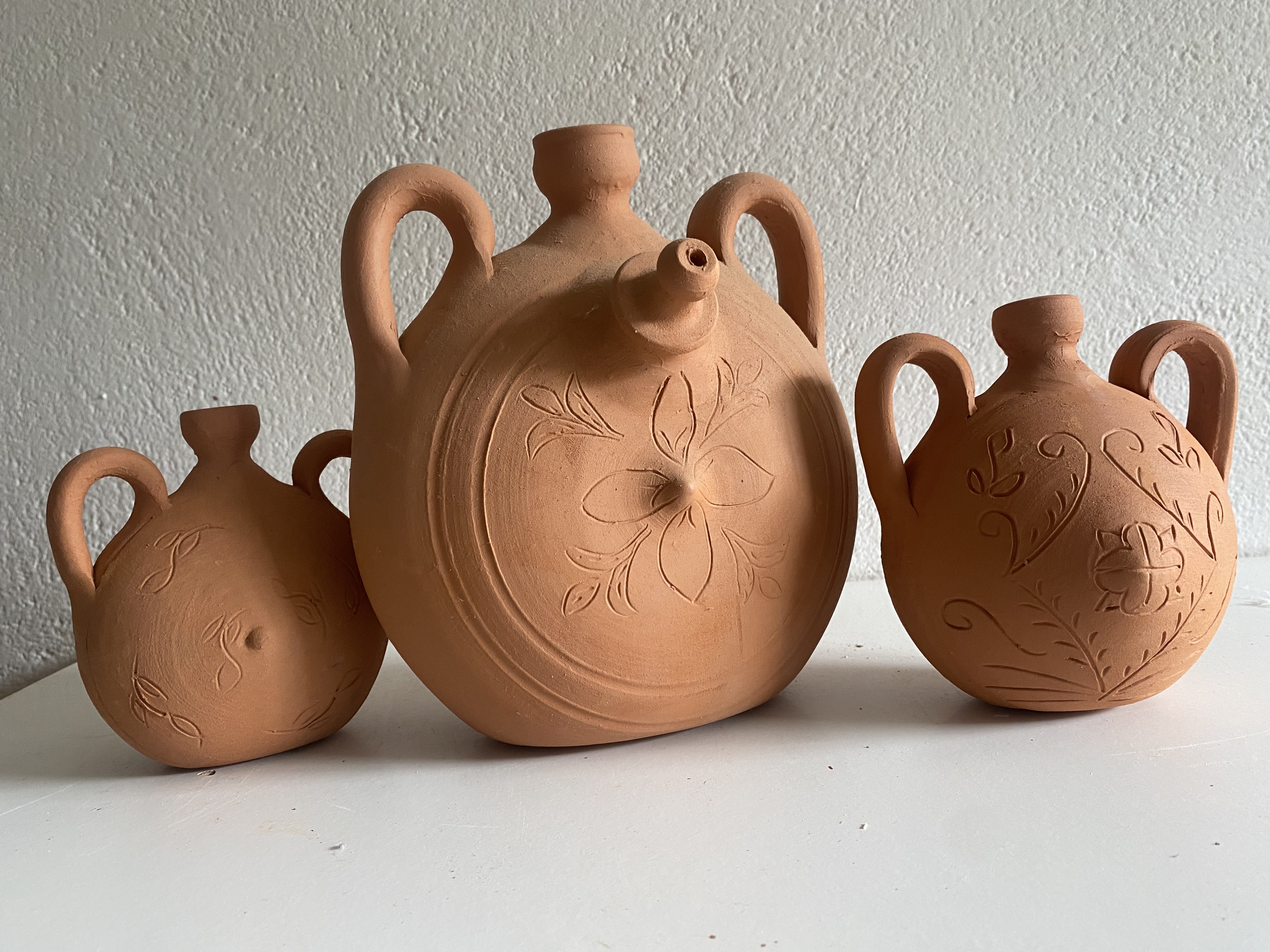 Pieza para transportar agua al campo, se ataba por las asas y se ponía un corcho en la boca para que no se derramara el líquido, tradicional de Cespedosa